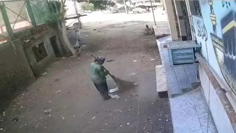 ألف أب في شخص واحد: قصة “عم سعيد” عامل النظافة الذي توفي أثناء أداء عمله في الشاطئ ألف أب في شخص واحد: قصة “عم سعيد” عامل النظافة الذي توفي أثناء أداء عمله في الشاطئ