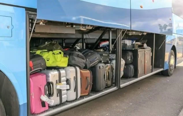 أم تخفي ابنتها في حقيبة سفر أسفل حافلة في نيوزيلندا