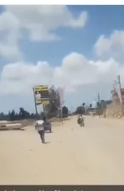 أهالي القرية يتعاونون لملاحقة لصين بعد سرقتهما تروسيكل في وضح النهار (فيديو) أهالي القرية يتعاونون لملاحقة لصين بعد سرقتهما تروسيكل في وضح النهار (فيديو)