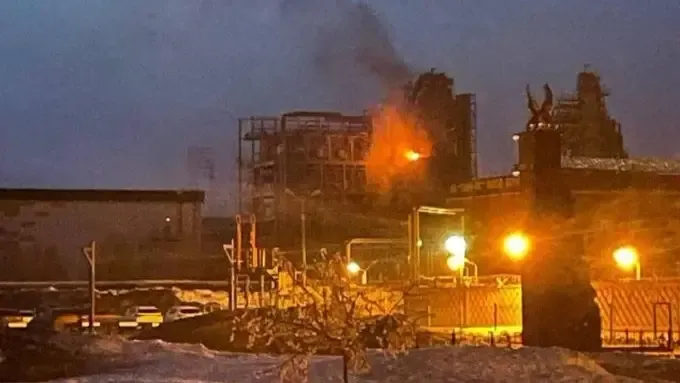أوكرانيا تقصف مستودع نفط وتوقف حركة الطيران في روسيا أوكرانيا تقصف مستودع نفط وتوقف حركة الطيران في روسيا