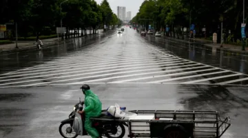 إخلاء 20 ألف شخص… إعصار كاجيكي يغمر جزيرة هاينان الصينية