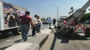 إزالة آثار تسرب الزيت على طريق الزنكلون بعد انقلاب شاحنة في الشرقية – صور