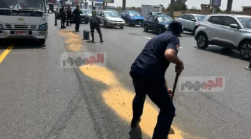 إزالة آثار حادث تصادم سيارتين في محور الثورة بمدينة نصر وتغطية بقعة زيت