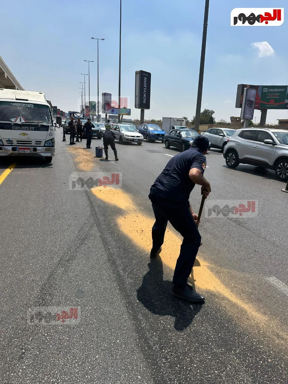 إزالة آثار حادث تصادم سيارتين في محور الثورة بمدينة نصر وتغطية بقعة زيت إزالة آثار حادث تصادم سيارتين في محور الثورة بمدينة نصر وتغطية بقعة زيت