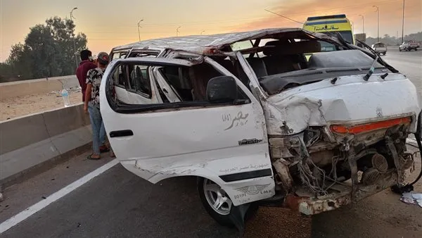 إصابة 14 فرداً جراء overturning حافلة صغيرة على محور روض الفرج