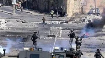 إصابة العشرات من الفلسطينيين بحالات اختناق غرب الخليل ومقتل لبناني جراء غارة إسرائيلية في جنوب لبنان.