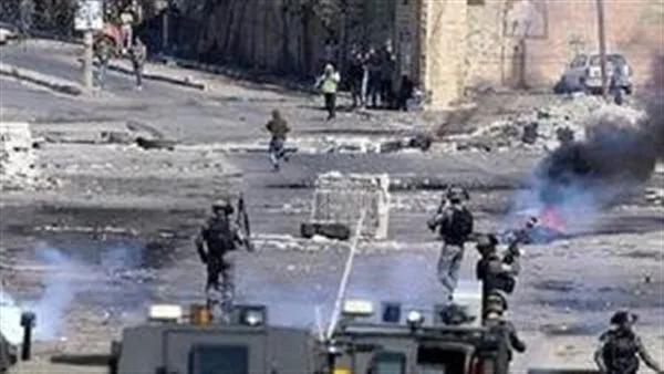 إصابة العشرات من الفلسطينيين بحالات اختناق غرب الخليل ومقتل لبناني جراء غارة إسرائيلية في جنوب لبنان.
