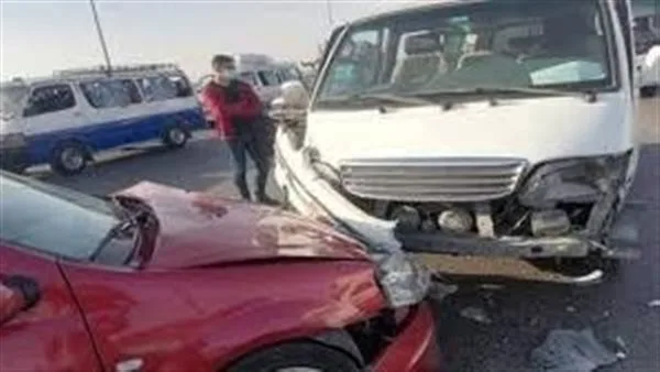 إصابة تسعة أفراد في حادث تصادم بين سيارتين على طريق البحيرة الصحراوي