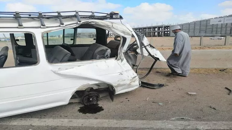 إصابة ثلاثة أشخاص جراء انقلاب حافلة صغيرة في جنوب الأقصر