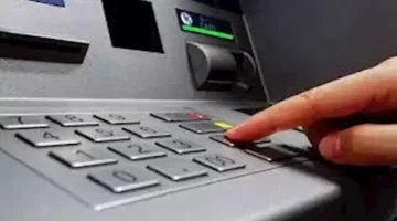 إعادة استرداد البطاقة المصرفية بعد سحبها من ماكينة الصراف الآلي: خطوات سهلة.