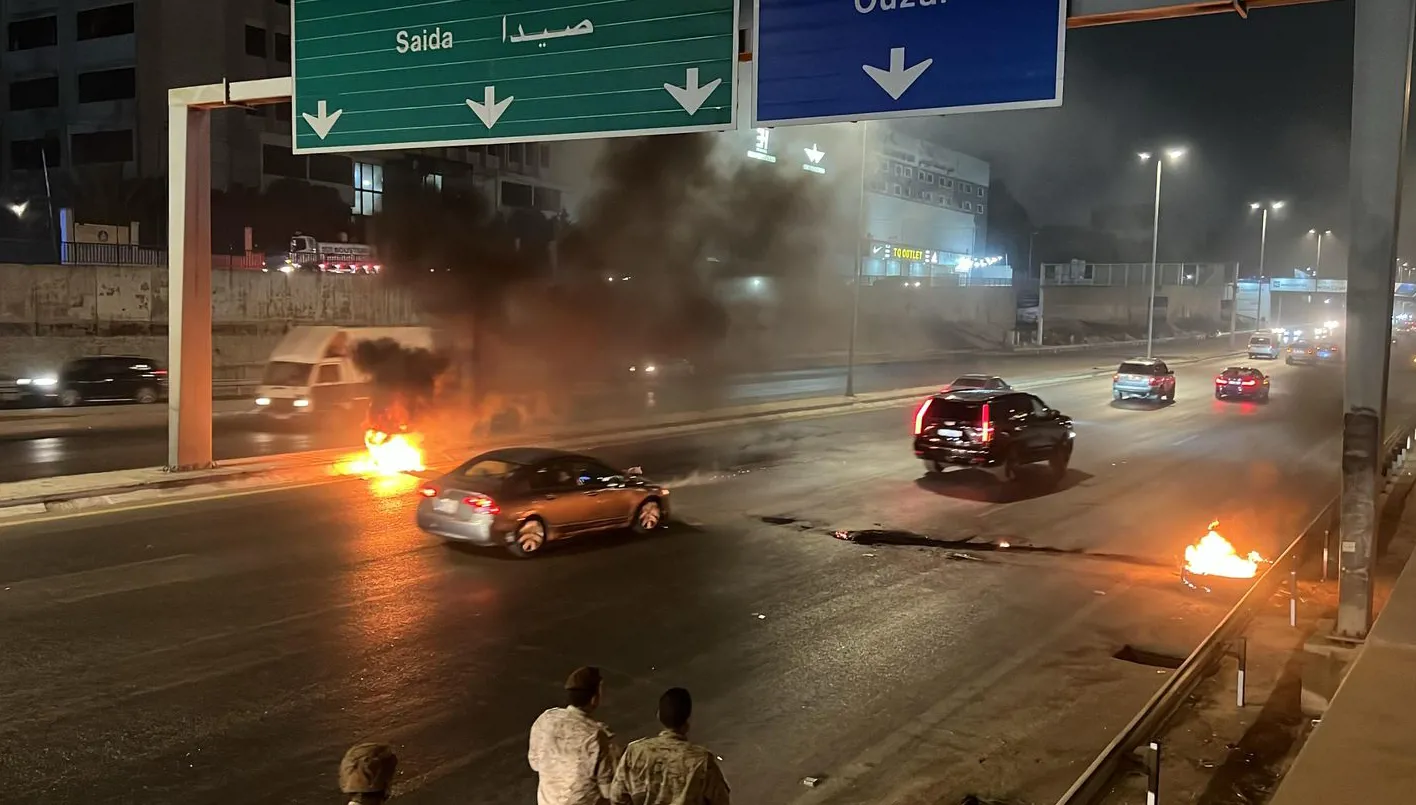 إعادة فتح طريق المطار عقب مغادرة المتظاهرين الذين أضرموا النار في الإطارات المطاطية (فيديو) إعادة فتح طريق المطار عقب مغادرة المتظاهرين الذين أضرموا النار في الإطارات المطاطية (فيديو)
