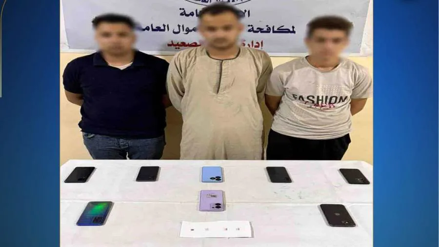 إلقاء القبض على 3 مشتبه بهم في المنيا بتهمة الاحتيال على المواطنين بانتحال صفات موظفي البنوك. إلقاء القبض على 3 مشتبه بهم في المنيا بتهمة الاحتيال على المواطنين بانتحال صفات موظفي البنوك.
