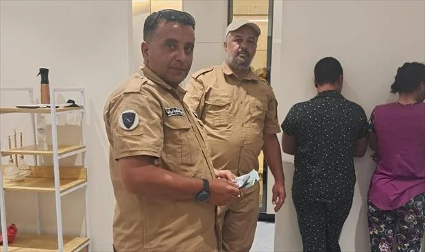 إلقاء القبض على اثنين من العمالة الأجنبية بتهمة سرقة أموال في بنغازي إلقاء القبض على اثنين من العمالة الأجنبية بتهمة سرقة أموال في بنغازي