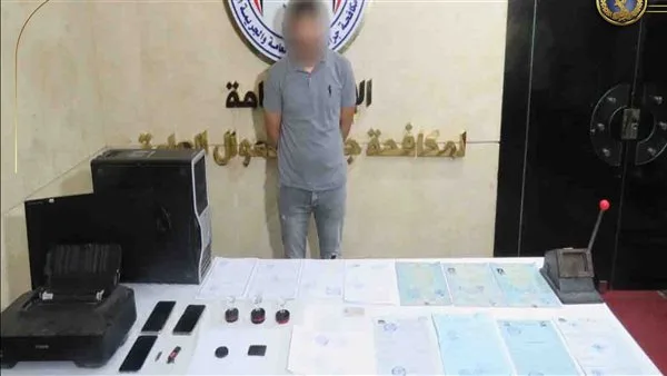 إلقاء القبض على مالك مطبعة غير مرخصة في القاهرة لتهريبه المستندات الرسمية والأختام المزورة إلقاء القبض على مالك مطبعة غير مرخصة في القاهرة لتهريبه المستندات الرسمية والأختام المزورة