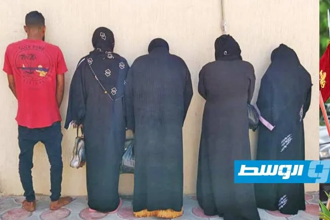 إلقاء القبض على مجموعة نسائية في أجدابيا تقوم بابتزاز الشباب عبر وسائل التواصل الاجتماعي إلقاء القبض على مجموعة نسائية في أجدابيا تقوم بابتزاز الشباب عبر وسائل التواصل الاجتماعي