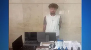 إلقاء القبض على منشئ محتوى يقوم بتصوير فيديوهات أثناء رسم “تاتو” للسيدات