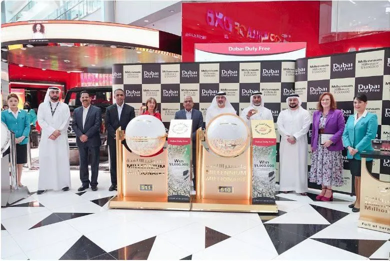 إماراتي وطالب هندي يحصدان الجوائز في سحب «مليونير الألفية» إماراتي وطالب هندي يحصدان الجوائز في سحب «مليونير الألفية»