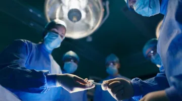 إنقاذ حياة شخص أجنبي من خلال عملية نادرة في الفقرات cervical في مستشفى برج العرب