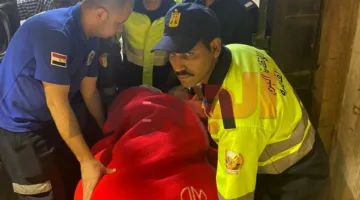 إنقاذ سيدة مسنّة تعاني من مرض وزنها 170 كيلو وتنقلها إلى المستشفى من قبل الدفاع المدني