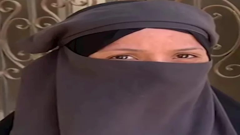 اتهموها بالجنون وقتلتهم.. والدة “أطفال المنيا” تعود من “العباسية” بمفردها اتهموها بالجنون وقتلتهم.. والدة “أطفال المنيا” تعود من “العباسية” بمفردها