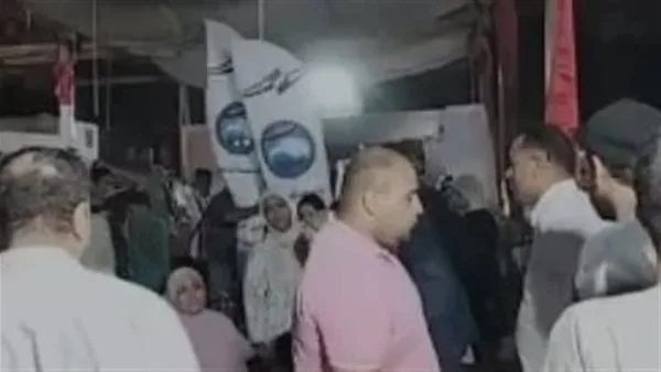 احتفالات المواطنين أمام مراكز الاقتراع قبيل انتهاء انتخابات مجلس الشيوخ