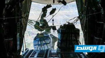 “ازدحام وفوضى وسقوط فوق رؤوس المواطنين”… الدفاع المدني في غزة يُعبر عن استيائه من طريقة توزيع المساعدات الجوية.