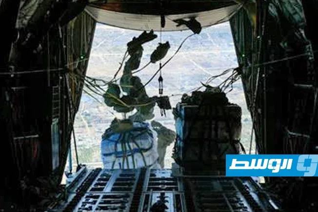 “ازدحام وفوضى وسقوط فوق رؤوس المواطنين”… الدفاع المدني في غزة يُعبر عن استيائه من طريقة توزيع المساعدات الجوية.