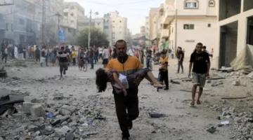 استشهاد 6 فلسطينيين، منهم 3 أثناء انتظار المساعدات، نتيجة قصف إسرائيلي على مناطق في غزة.