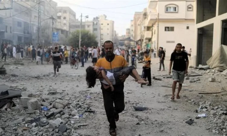 استشهاد 6 فلسطينيين، منهم 3 أثناء انتظار المساعدات، نتيجة قصف إسرائيلي على مناطق في غزة.