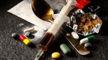«اعترافات صادمة لعامل متهم بقتل ابنه في الجيزة بعد تعرضه للضرب على يد والدته بسبب المخدرات»