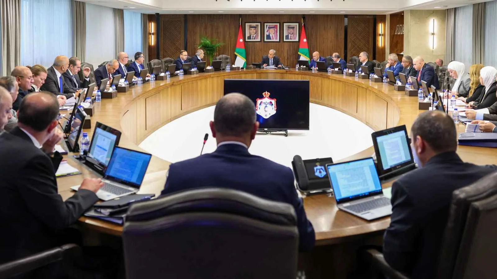 الأردن: تعديل وزاري شامل غداً لدعم تنفيذ رؤية التحديث الاقتصادي الأردن: تعديل وزاري شامل غداً لدعم تنفيذ رؤية التحديث الاقتصادي