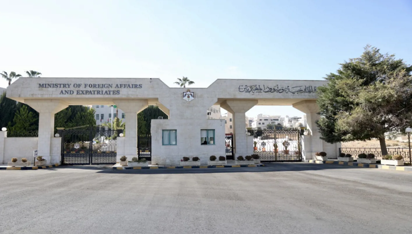 الأردن يستنكر “توالي الهجمات على مقرات سفاراته وممثلياته الدبلوماسية” الأردن يستنكر “توالي الهجمات على مقرات سفاراته وممثلياته الدبلوماسية”