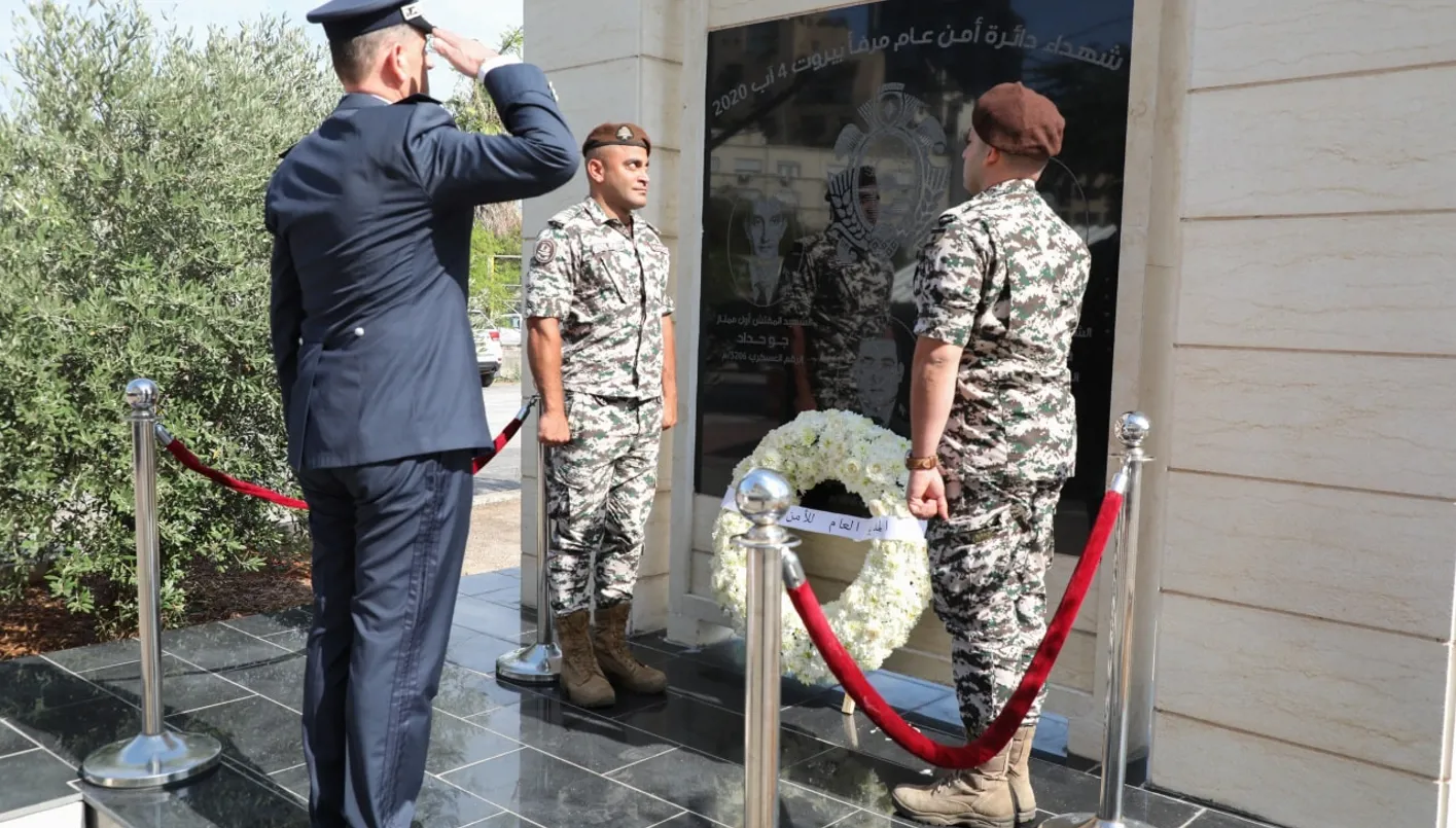 الأمن العام يضع إكليلاً من الزهور على نصب الشهداء في المرفأ: دماؤهم لن تذهب هباءً. الأمن العام يضع إكليلاً من الزهور على نصب الشهداء في المرفأ: دماؤهم لن تذهب هباءً.