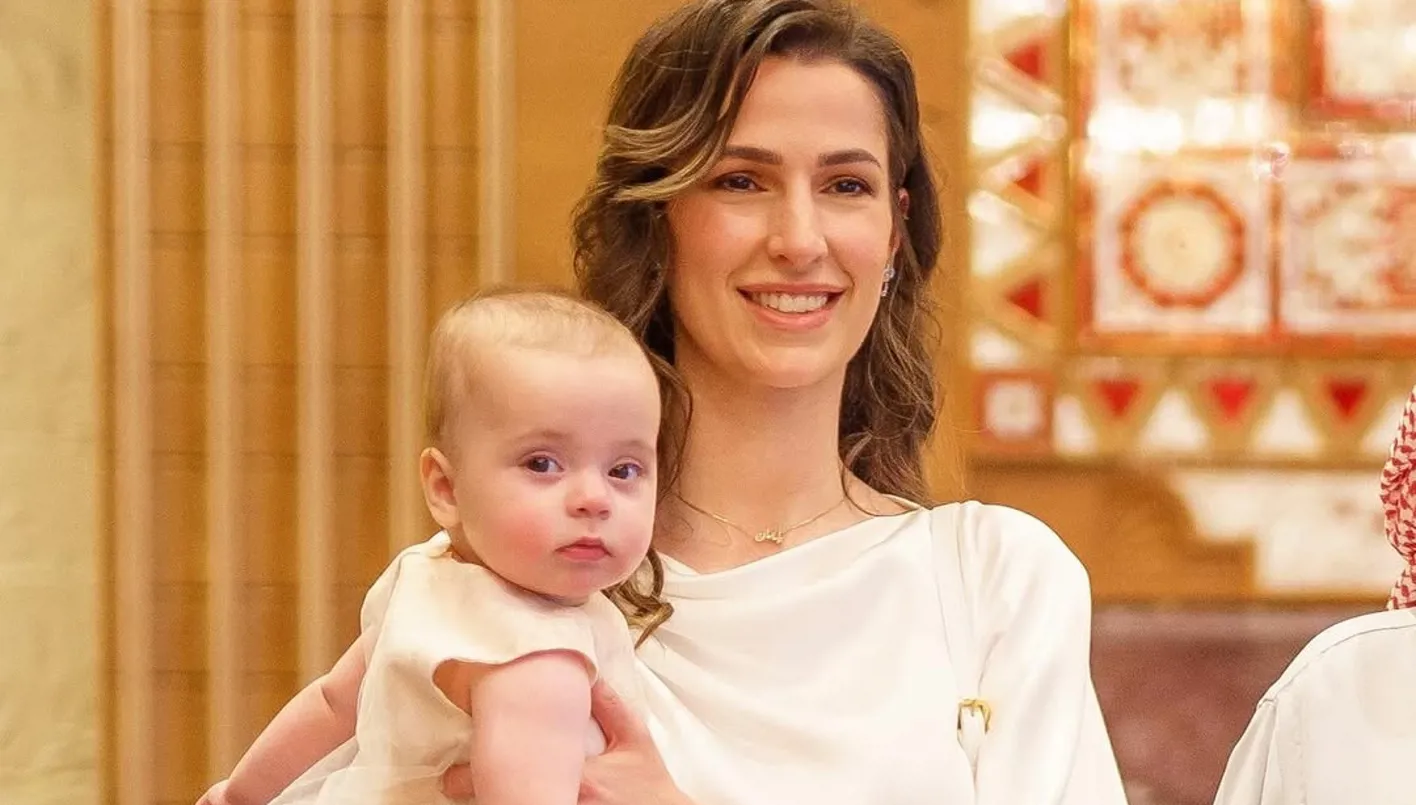 الأميرة إيمان الحسين تحتفل بعيد ميلادها الأول: عام من الجمال والبراءة الملكية الأميرة إيمان الحسين تحتفل بعيد ميلادها الأول: عام من الجمال والبراءة الملكية