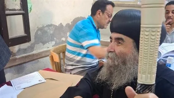 الأنبا يوأنس أسقف أسيوط يُمارس حقّه في انتخابات «الشيوخ» ويشدد على أهمية التصويت كالتزام وطني.