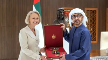 الإمارات تكرم السفيرة الأمريكية بمنحها وسام زايد الثاني من الفئة الأولى