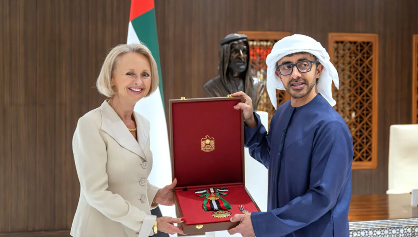 الإمارات تكرم السفيرة الأمريكية بمنحها وسام زايد الثاني من الفئة الأولى الإمارات تكرم السفيرة الأمريكية بمنحها وسام زايد الثاني من الفئة الأولى