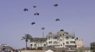 الإمارات والأردن ينظمون عملية إنزال جوي للمساعدات إلى غزة (فيديو)