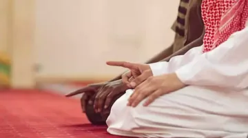 الإمام لا يمنحنا فرصة لإتمام التشهد الأخير.. كيف نتصرف؟ عالم يجيب