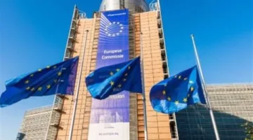 الاتحاد الأوروبي يوقف تدابيره الانتقامية ضد الرسوم الجمركية الأمريكية لمدة ستة أشهر