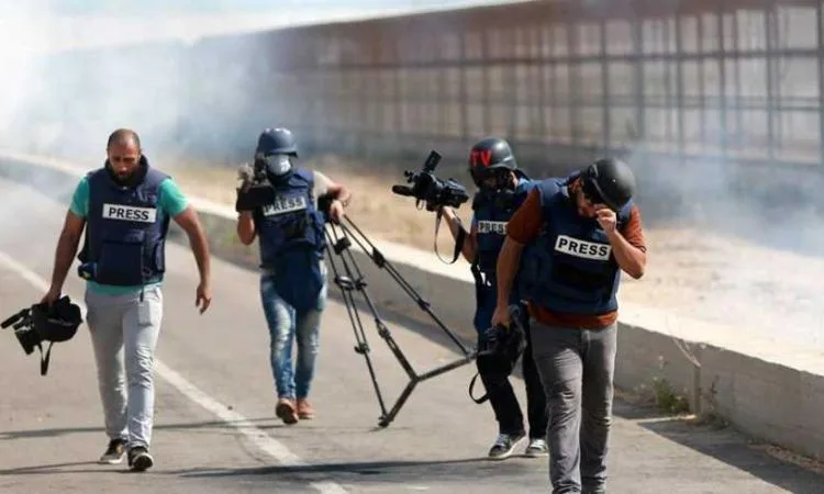 الاحتلال يهاجم صحفيين ويتسبب في نشوب حريق شمال القدس