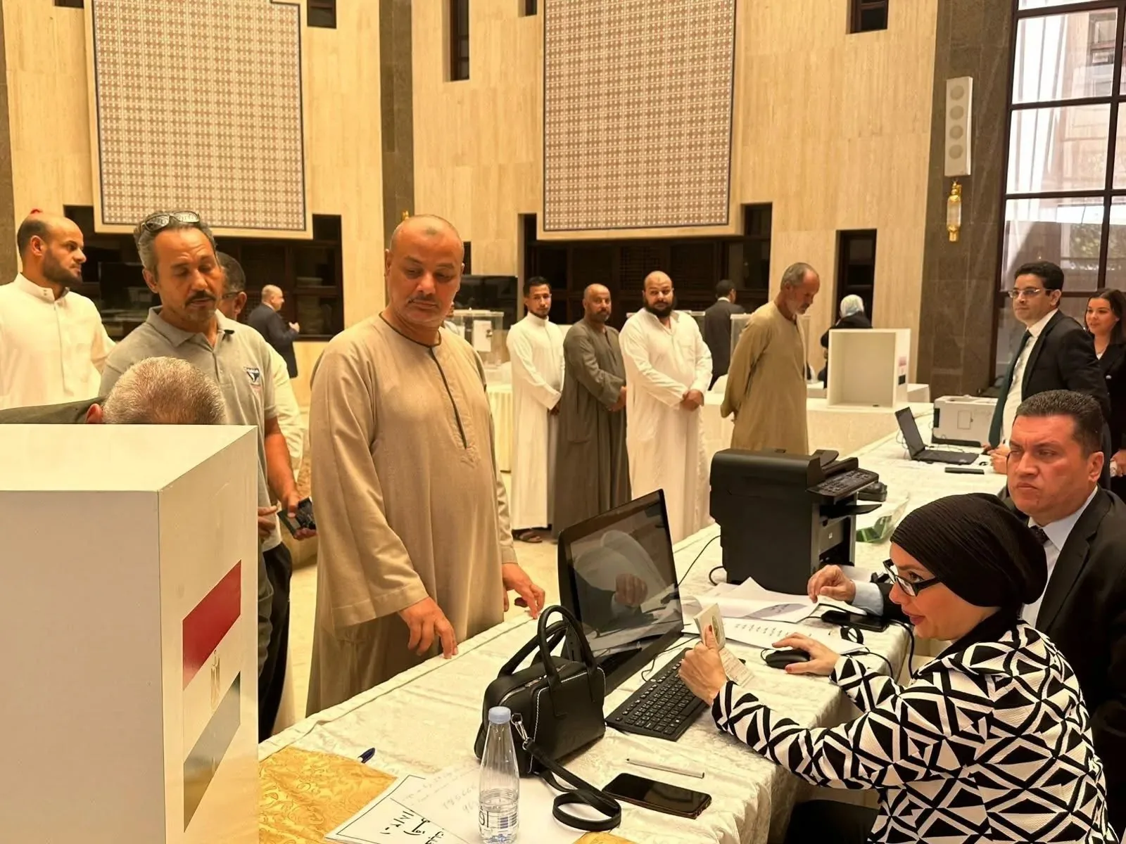 الجاليات المصرية في السعودية والكويت وعمان تتجمع أمام مراكز انتخابات مجلس الشيوخ الجاليات المصرية في السعودية والكويت وعمان تتجمع أمام مراكز انتخابات مجلس الشيوخ
