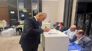 الجالية المصرية في الكويت تتوجه إلى السفارة للإدلاء بأصواتها في انتخابات المجلس.