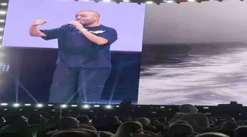 الجمهور في “العلمين الجديدة” يستمتع بأداء تامر عاشور: سعيدون.. ويقول: سأواصل العمل بجد.