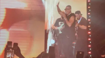 الجمهور يغني “خطفوني” مع عمرو دياب.. وهو: أصواتهم رائعة جداً