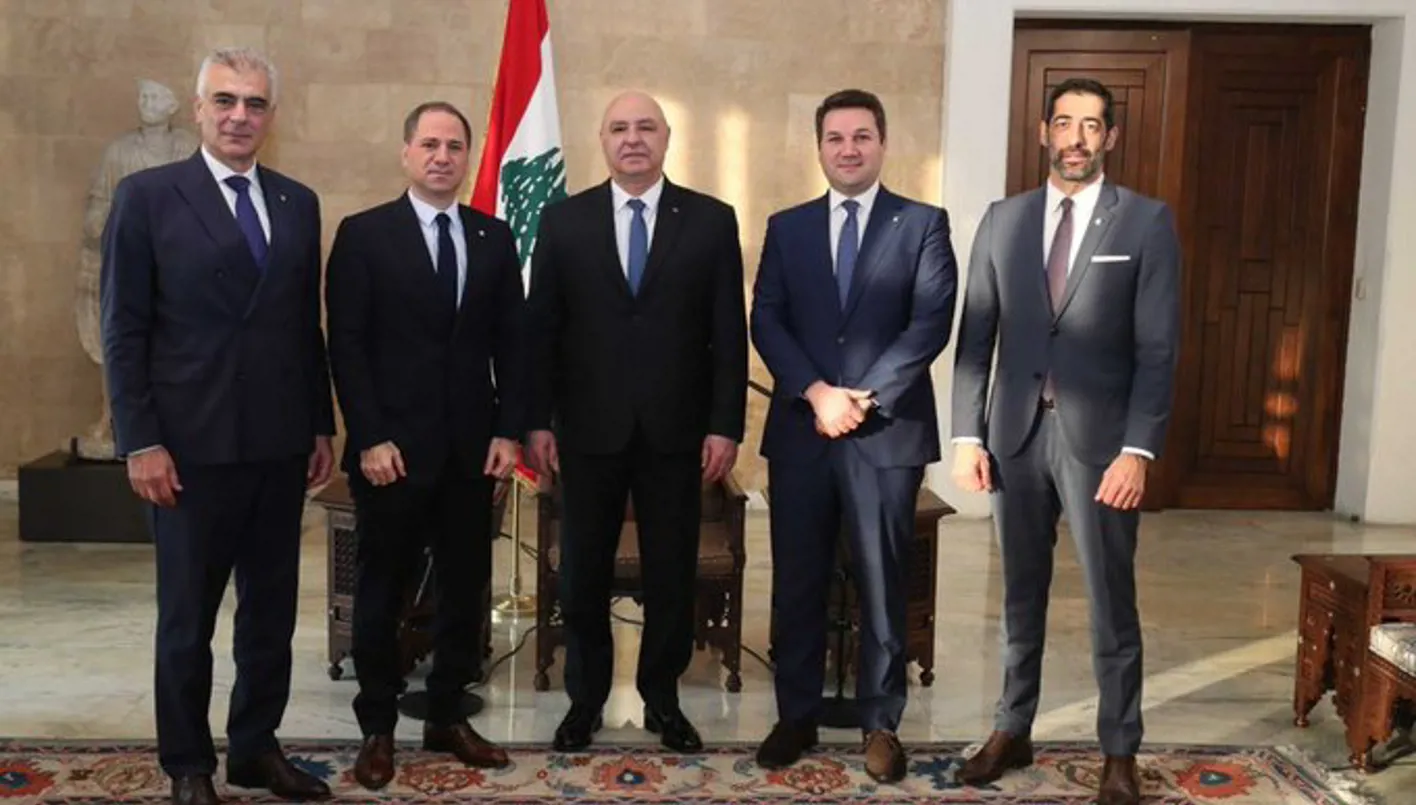 الجميل عقب اجتماعه مع عون: القرار الذي تم اتخاذه أمس يصب في مصلحة جميع اللبنانيين. الجميل عقب اجتماعه مع عون: القرار الذي تم اتخاذه أمس يصب في مصلحة جميع اللبنانيين.