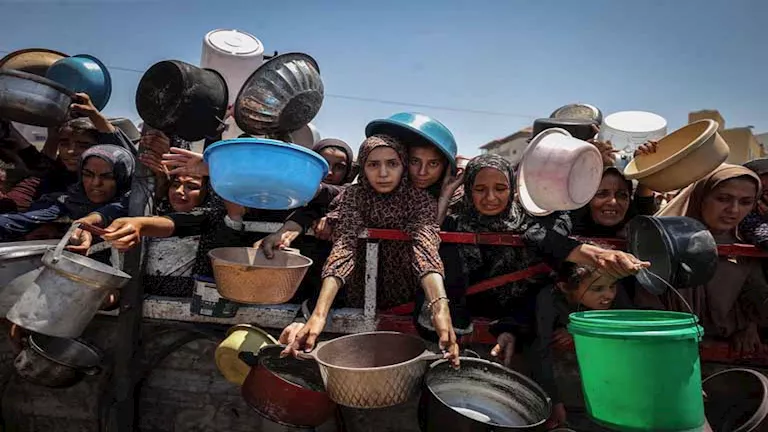 الجيش الإسرائيلي يقتل 17 فلسطينياً من الذين ينتظرون المساعدات في غزة الجيش الإسرائيلي يقتل 17 فلسطينياً من الذين ينتظرون المساعدات في غزة