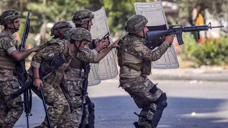 الجيش اللبناني يتصدى لمؤيدي حزب الله الذين حاولوا إغلاق طريق المطار