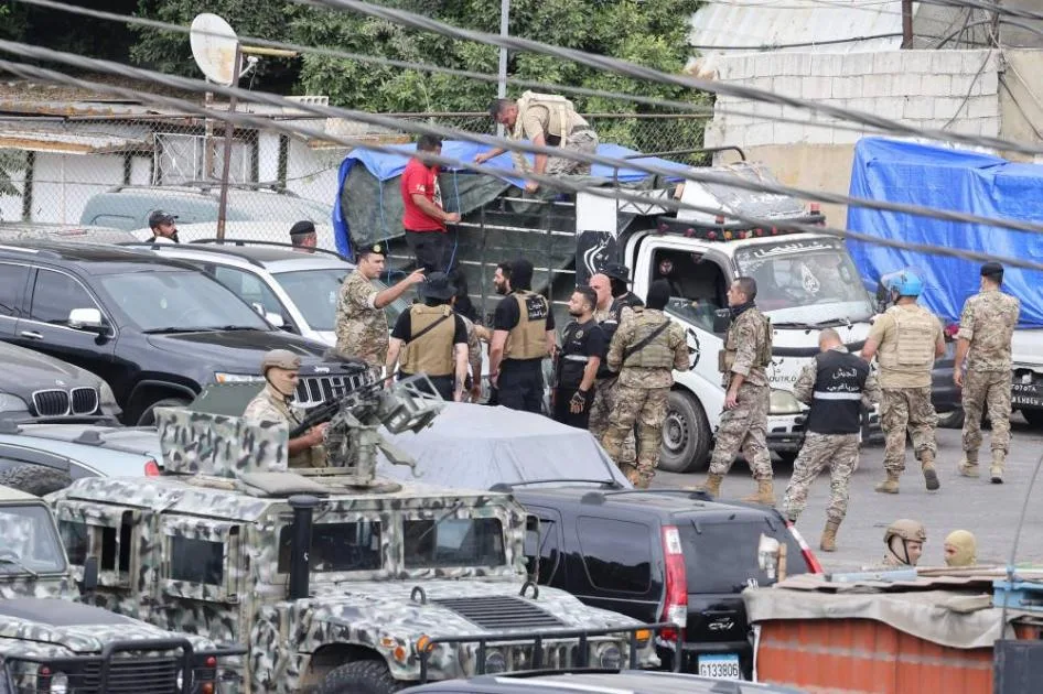 الجيش اللبناني يواصل استلام الأسلحة من المخيمات الفلسطينية في بيروت الجيش اللبناني يواصل استلام الأسلحة من المخيمات الفلسطينية في بيروت