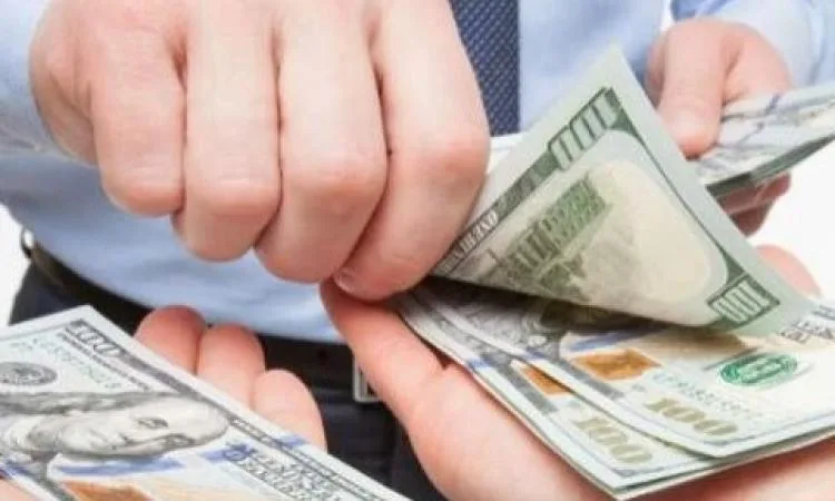 الداخلية تحقق في قضايا تهريب عملات أجنبية بقيمة 4 ملايين جنيه. الداخلية تحقق في قضايا تهريب عملات أجنبية بقيمة 4 ملايين جنيه.